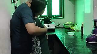 Wife Ke Nhi Rahne Par Naukrani Ko Chod Kar Pregnant Kar Diya