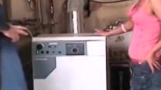 The washing machine does not work and the technician before repairing it fucks the brunette girl very excited