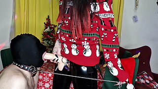 Dominatrix Nika congratulates her slave on Christmas with her big strap-on in his throat.