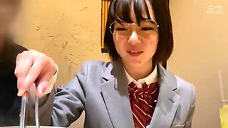 清楚なメガネ美女がキスとフェラのラブラブ前戯でエッチな気分高まる