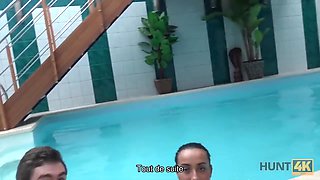 El Dueno Del Pequeno Centro De Spa Seduce A Sur