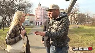 La caja del sexo: Big Ass, Small Tits  Public Porn