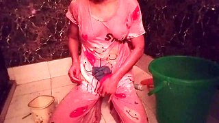 Desi bhabhi caught in a bathroom flick