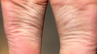 Amateur Foot Fetish Girlfriend Sucks and gives a Footjob