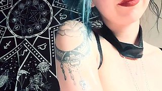 Hot pussy spreading close up for solo toying stunner