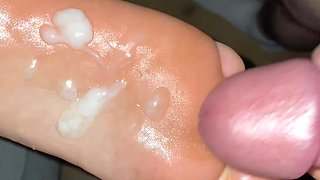 Sexy BBW Ass and Cum on Oiled Soles
