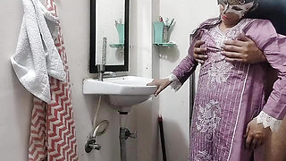 Big step sister ko bathroom me nanga kar ke pel diya