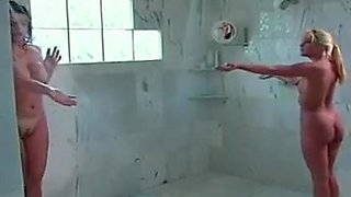 Thick cheerleader does small blonde in the school shower