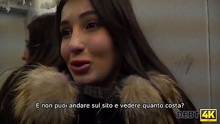 Debt4k. solo il corpo super-caldo e la bocca esperta aiutano la ragazza a evitare l'arresto
