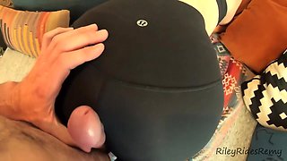 Worshiping Step Sisters Perfect Bubble Butt After Yoga Class & Cumming On Her Lululemon Yoga Pants