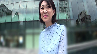 H067g01 a 60-year-old Mature Woman with a Good Wife and Wise Stepmother Atmosphere Falls in Love at a Part-time Nursing Care Des