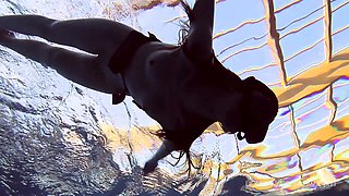 Roxalana Chech in scuba diving in the pool