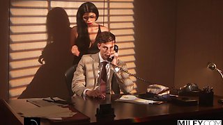 A private detective gets in deep with a femme fatale.
