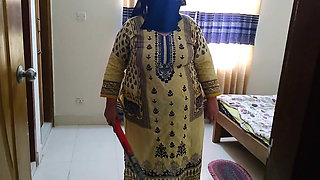 Office Boss Fuck a Arabian Muslim Maid When She Was Clean Office Room!