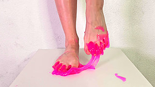 Wow Alice Klay cover her feet in pink slime