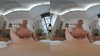 Daphne Klyde - Massage