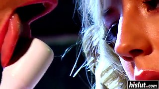 Sexy lesbians lick each others cunts