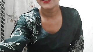 Desi aunty ko saman dene ke bahane pel diya