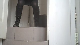 White chick in black boots and pantyhose pisses in the toilet