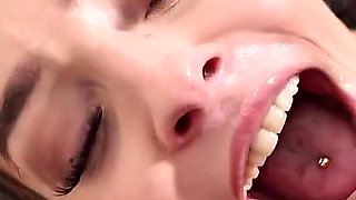 213-2 Pretty Girl Eats Facial