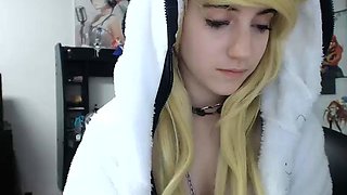 Amateur Blonde Teen Plays Solo with Toy Webcam Porn