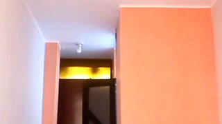 No la termino de desnudar y la penetro y le gust&oacute; mucho que ella misma se sube en mi ensima