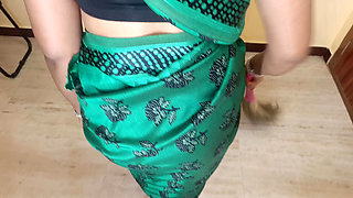 Green Colour Saree Aunty Hot Romance Viral Video