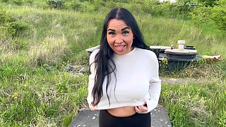 Miaxxx Pissing on the Trave