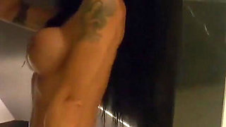 Amandha Fox with extreme dildo and squirting fountain