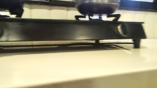 Kamwali bai jhadu pochha kar rahi hai uski bade bade bol dekh kar Muth Marne ka