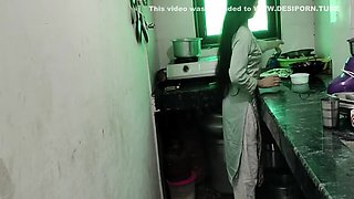 Malik Ne Meri Chuchi Daba Daba Kar Pela