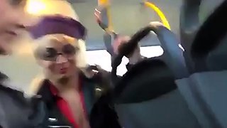 Deutsche Amateure geben Gruppen-Blowjob im Bus