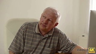 Daddy4k. viejo gordo no puede resistir delante de la bella joven ornella morgen