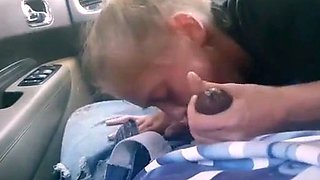 AMATEUR BLONDE SUCKING A BIG BLACK COCK IN A CAR