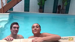 Hunt4k. aventures sexuelles dans une piscine privée