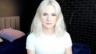 Amateur Webcam Cute Teen Plays Solo with Big Dildo