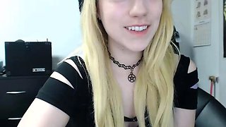Amateur Webcam Cute Teen Plays Solo with Big Dildo