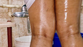 Indian Desi aunty bathing video