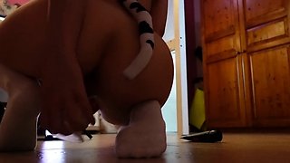 Solo big ass brunette uses toy