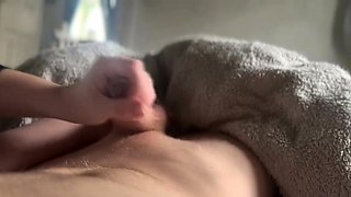 Amateur girlfriend gives handjob with facial cumshot