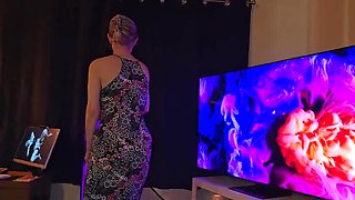 Juicy MILF dances and flaunts her big ass and wet pussy