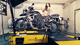 3dvr - 028 - Rachel Evans with Nice Bike