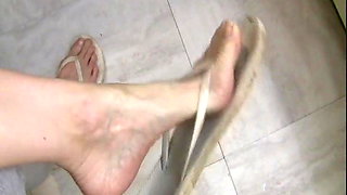 Flip Flops Toe Scrunching!