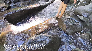 Naligo sa malamig na tubig ng ilog. Outdoor shower.waterfall shower
