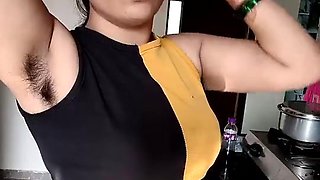 DESI BHABHI IN SAREE SULTRY - Housewives