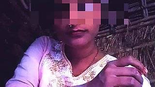 Desi mallu aunty pink frock me chuchi masala rahi hai