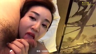 Have an appointment with a young woman with D-breasts in a hotel, and her two big breasts keep shaking her face