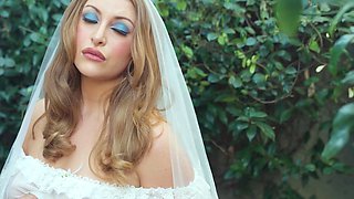 Big ass bride exposed her amazing body
