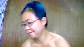 Mature Filipina playing on webcam