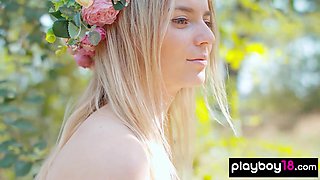 Blondie shows her pussy during a picnic